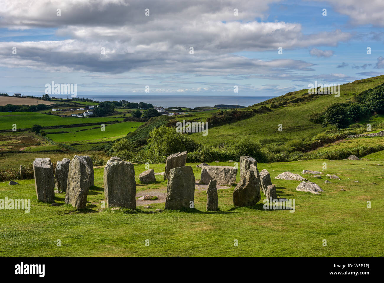 Panorama de cercle de pierres de Drombeg en face de la mer, dans le comté de Cork, Irlande Banque D'Images