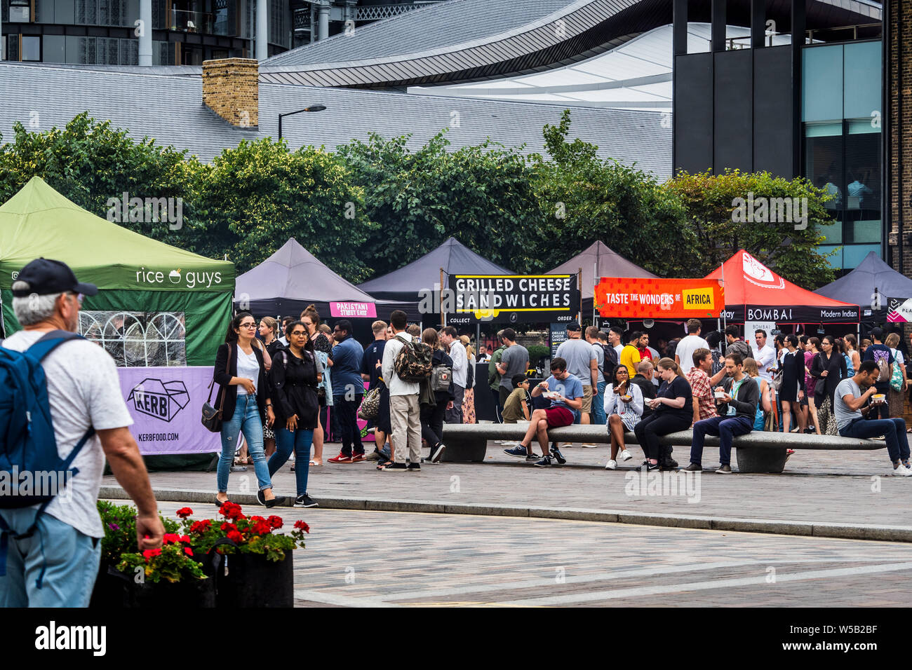 La bordure de la street food market dans le grenier Square développement Kings Cross dans le centre de Londres UK Banque D'Images