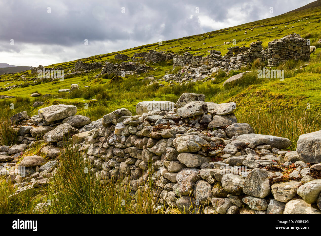 Ruines du village fantôme de Slilevemore sur Achill Island, dans le comté de Mayo Irlande Banque D'Images