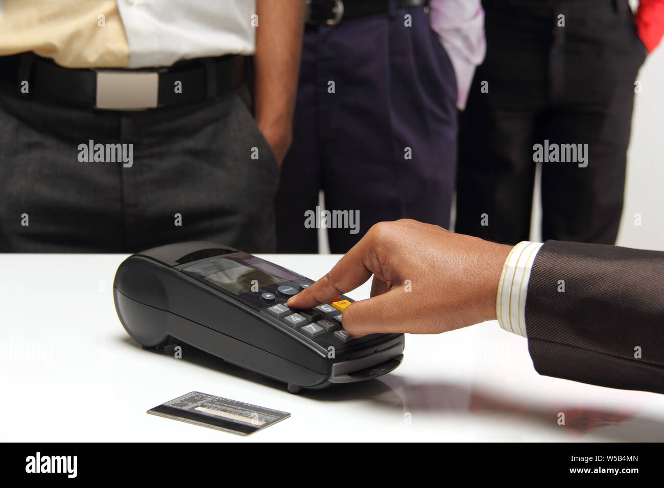 Assistant d'atelier saisissant le code PIN de la carte de crédit via la machine Banque D'Images