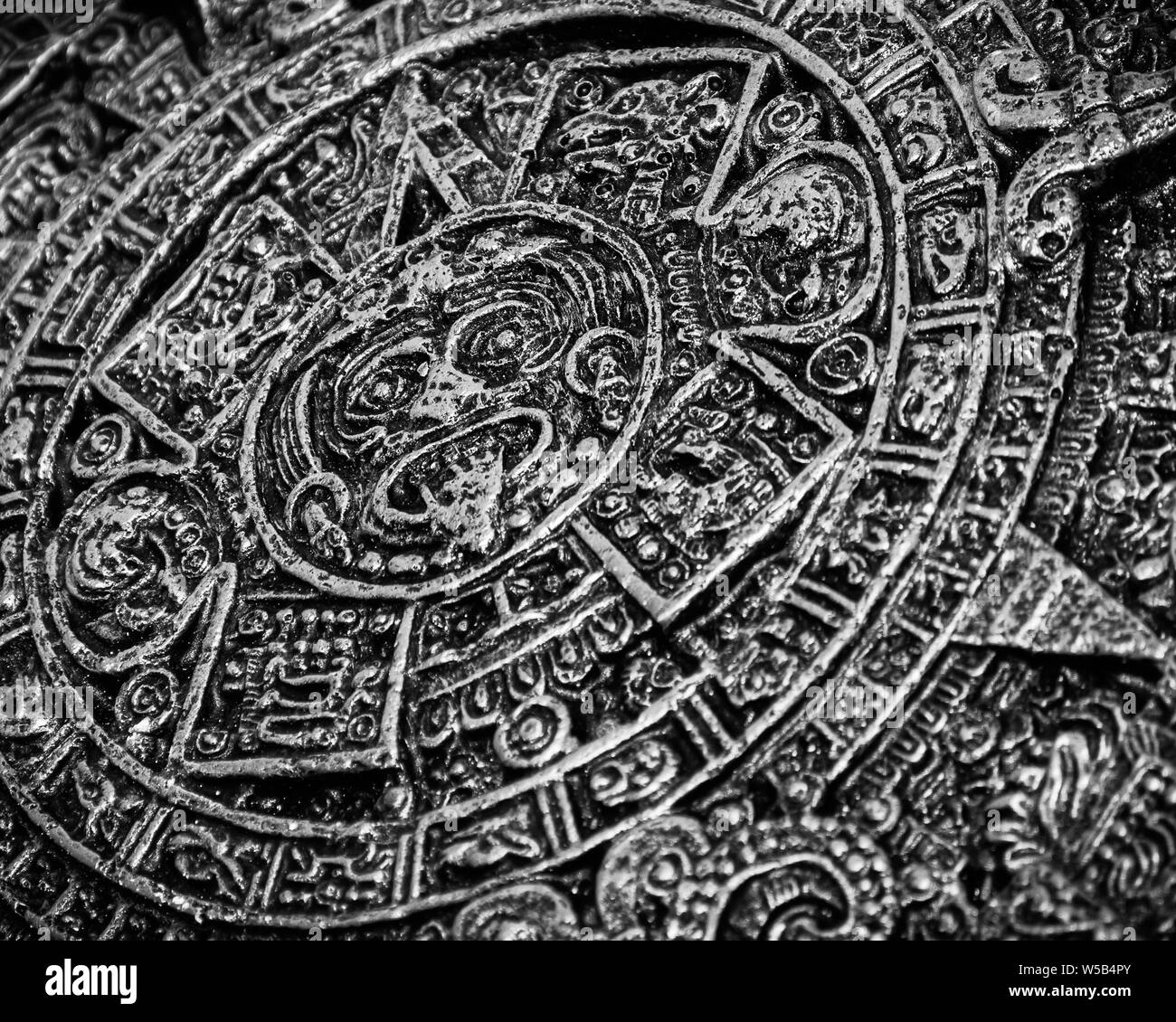 Un ancien calendrier aztèque qui était autrefois utilisé par les gens de l'Amérique du Nord. Monochrome. Banque D'Images