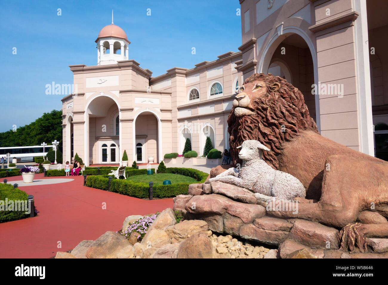 Une sculpture d'un lion et un agneau sont à l'extérieur de l'entrée de la vue et du son théâtre à Lancaster, Pennsylvanie, USA. Banque D'Images