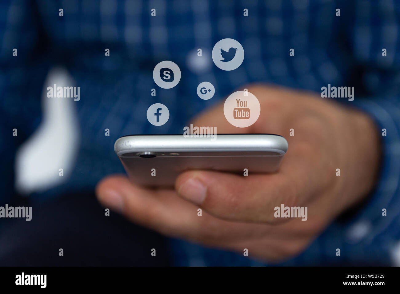 Image main d'hommes de l'utilisation d'un smartphone avec icônes de réseaux sociaux. Le concept de communication à travers les réseaux sociaux. Banque D'Images