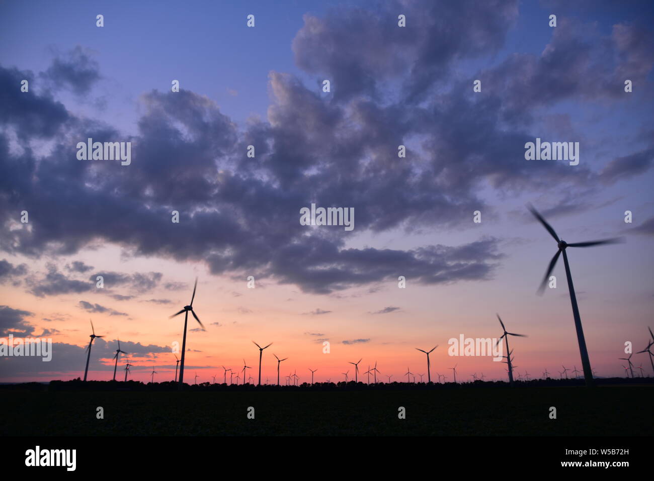 Éoliennes pour la production d'énergie verte au crépuscule dans la région de Burgenland (Autriche). Banque D'Images
