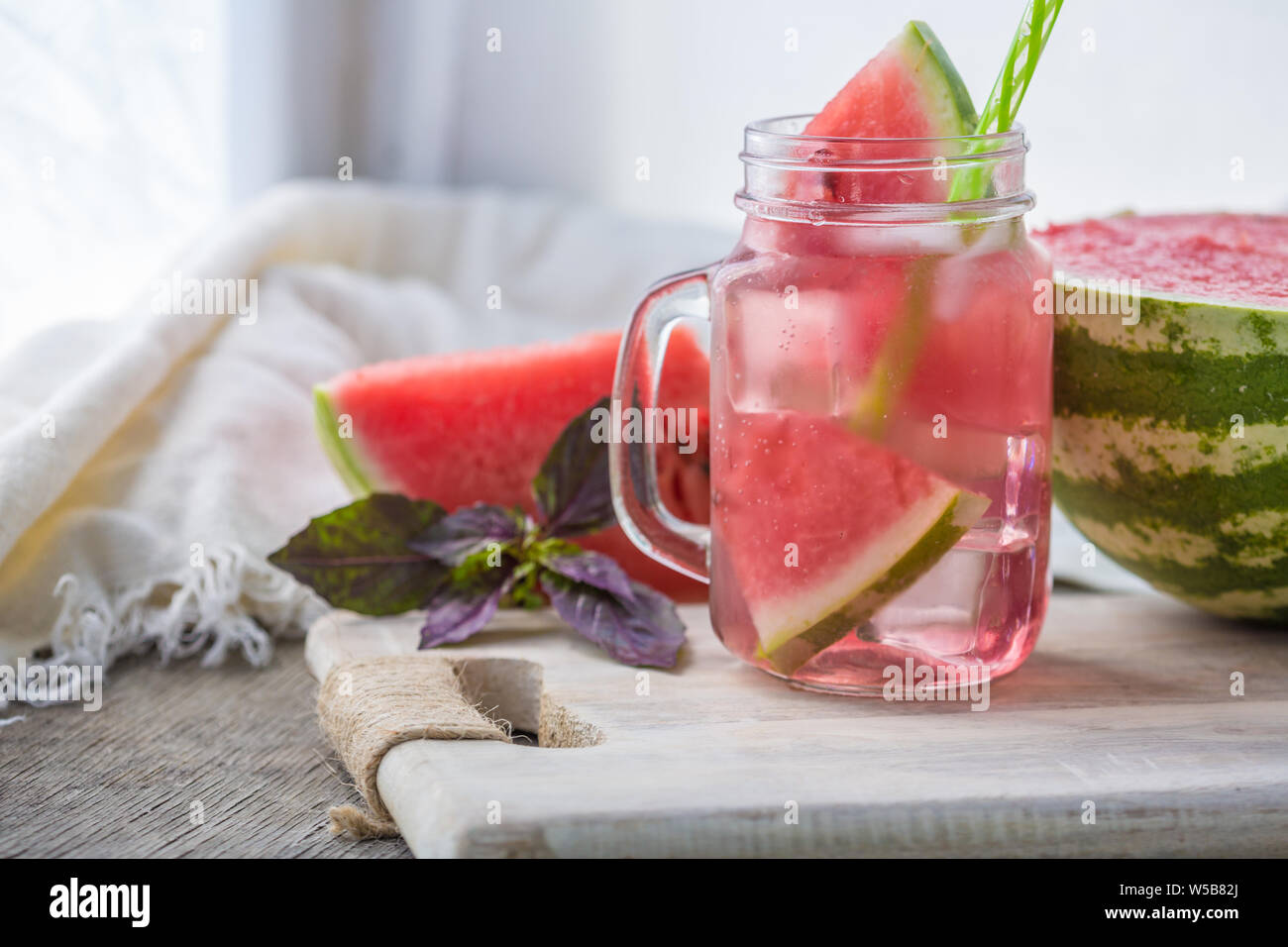 Accueil fizzy drink avec de la glace et de pastèque sur un fond clair, selective focus. Photo de boisson rafraîchissante faite maison Banque D'Images