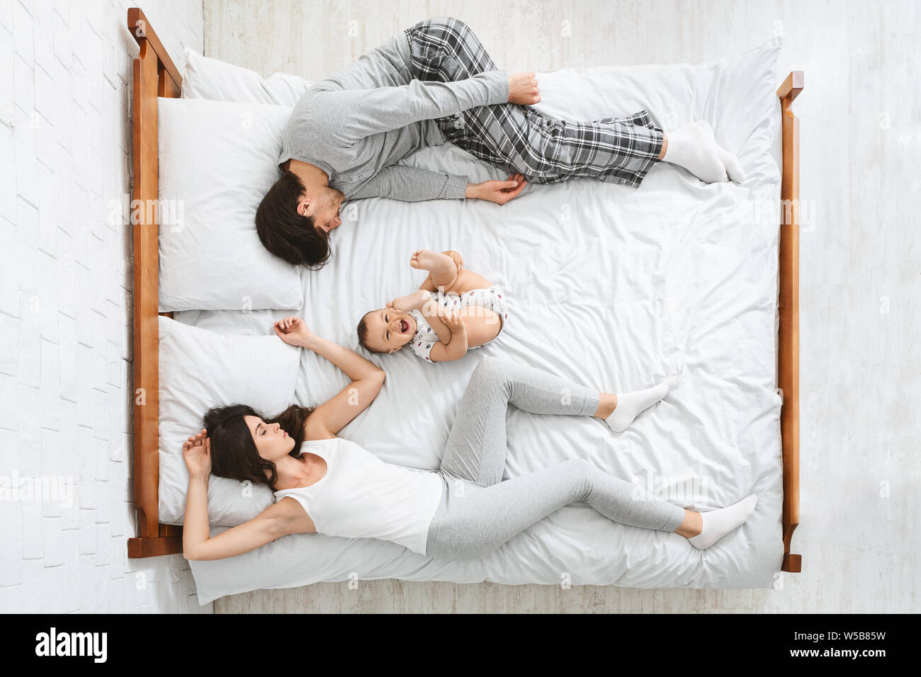 Bébé Garçon Nouveau-né Dans Le Lit L'enfant Nouveau-né Dormant Sous Un  Blanc a Tricoté La Couverture Sommeil D'enfants Photo stock - Image du  chambre, soin: 127939906