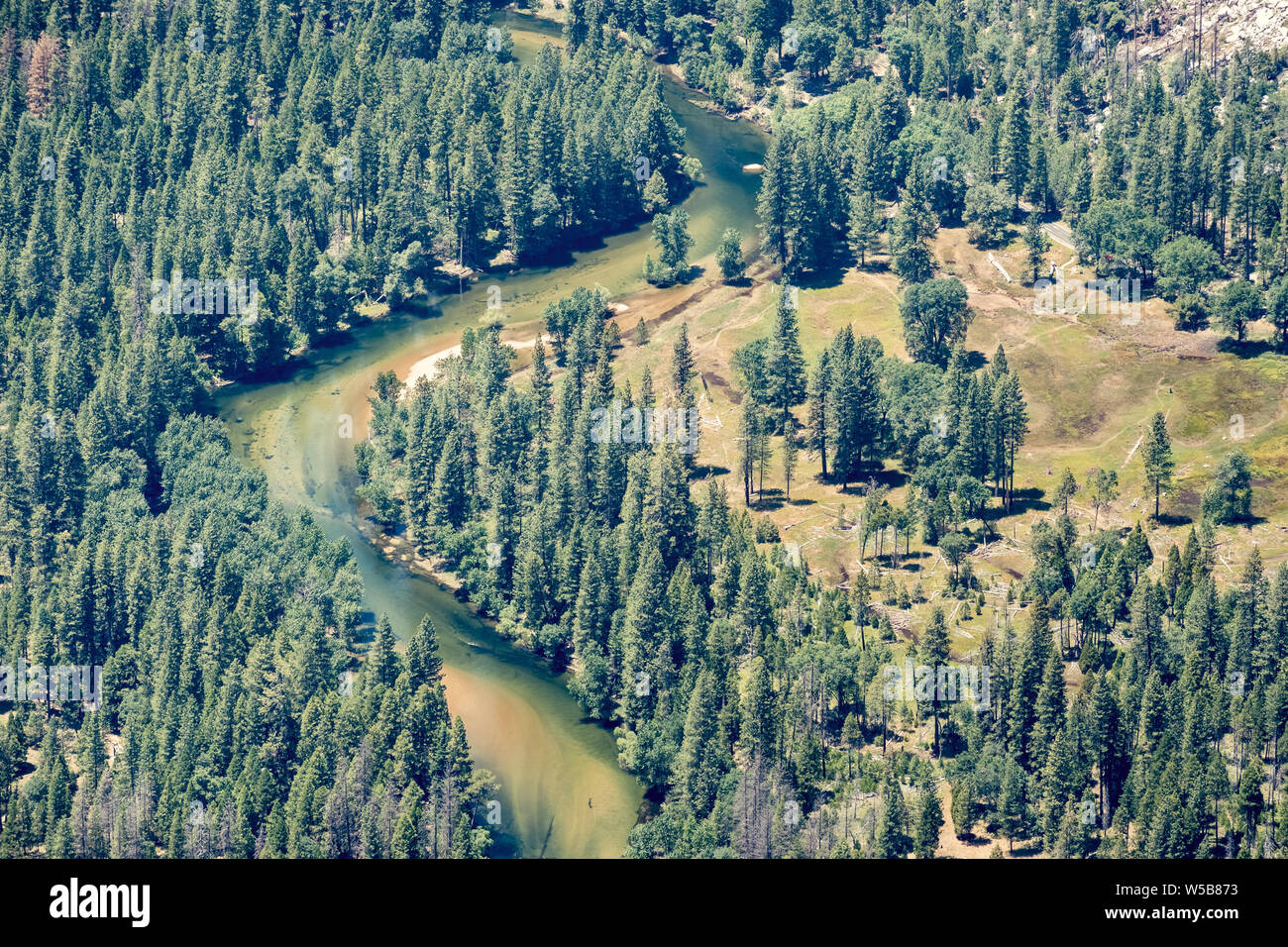 Vue aérienne de la Merced river qui coule à travers les forêts de conifères dans la vallée de Yosemite, Yosemite National Park, la Sierra Nevada, en Californie Banque D'Images