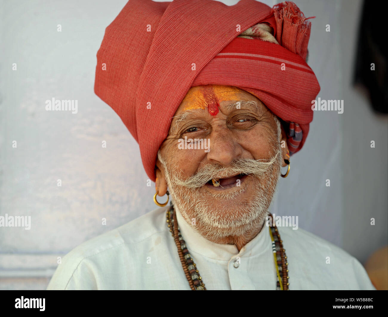 Vieux, presque-indien édenté Shaivite Rajasthani dévot (Hindou dévot qui vénère Shiva) pose pour la caméra. Banque D'Images