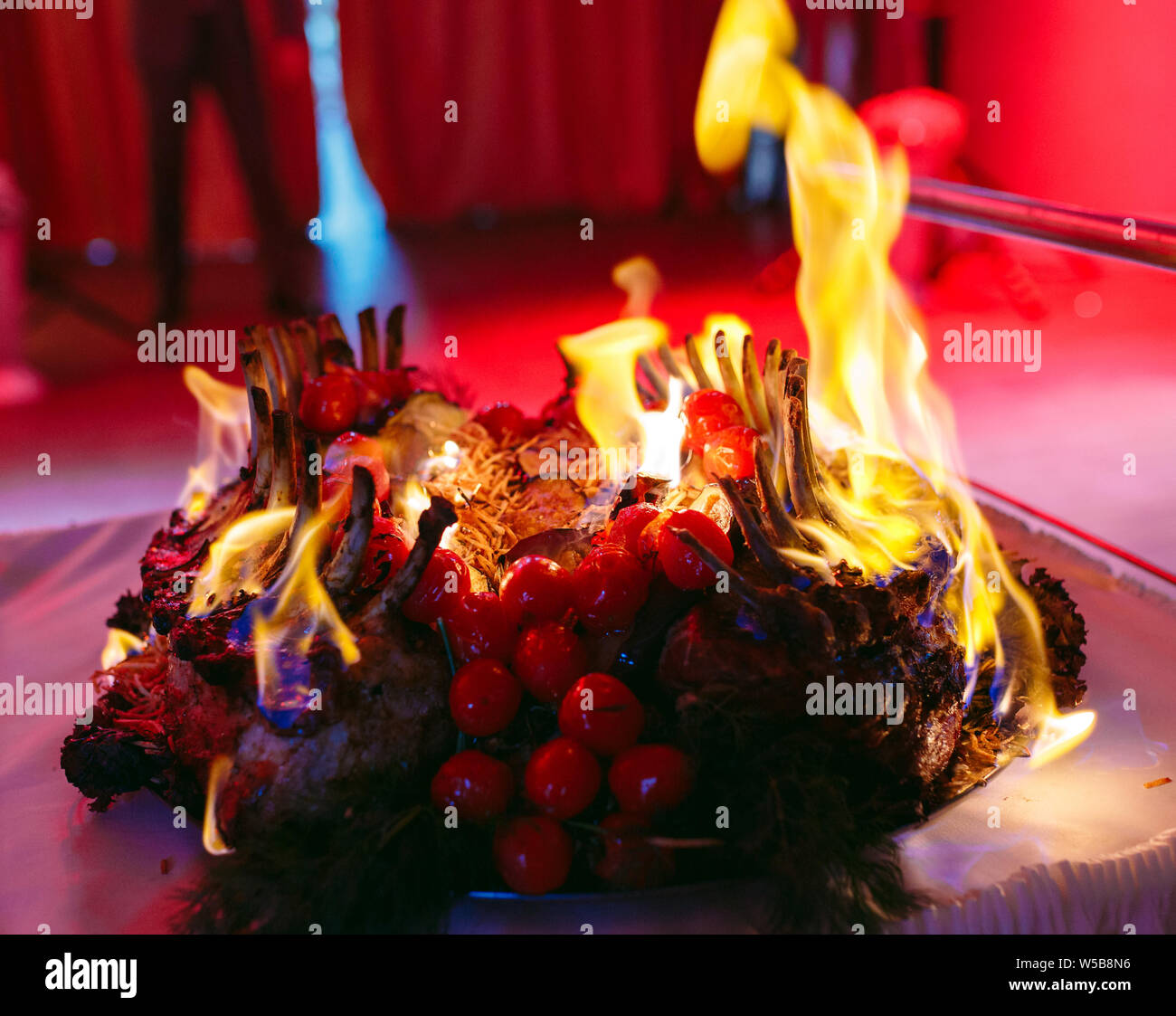 Couronne d'agneau gastronomique avec des flammes. Le plat du chef Banque D'Images