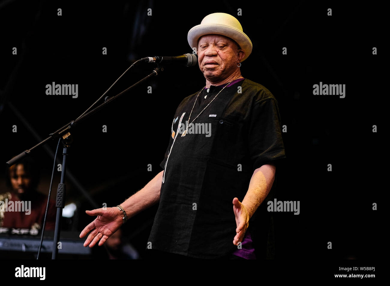 Charlton Park, Malmesbury, Wiltshire, Royaume-Uni. 27 juillet, 2019. Salif Keita effectue sur la scène Open Air Festival WOMAD (World of Music Arts and Dance) le samedi 27 juillet 2019 à Charlton Park, Malmesbury. Salif Keïta est un Afro-pop singer-songwriter du Mali. Il est remarquable non seulement en raison de sa réputation comme le "Voix d'or de l'Afrique", mais aussi parce qu'il a l'albinisme. Il est membre de la famille royale Keita du Mali. Salif célèbre son 70e anniversaire et 50 ans dans le show-business en 2019. Photo par Julie Edwards. Credit : Julie Edwards/Alamy Live News Banque D'Images