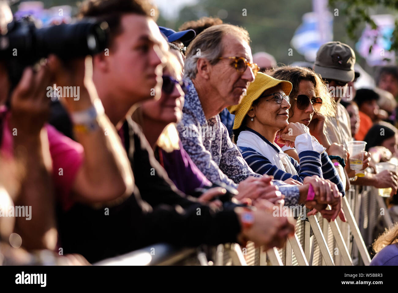 Charlton Park, Malmesbury, Wiltshire, Royaume-Uni. 27 juillet, 2019. La foule regarde sur Salif Keita effectue le stade en plein air Festival WOMAD (World of Music Arts and Dance) le samedi 27 juillet 2019 à Charlton Park, Malmesbury. . Photo par Julie Edwards. Credit : Julie Edwards/Alamy Live News Banque D'Images