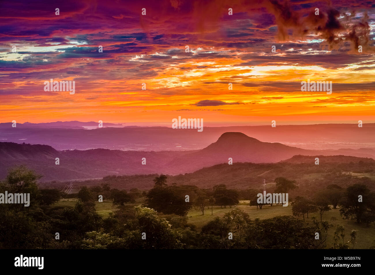 Au coucher du soleil spectaculaire Parc National Santa Rosa au Costa Rica Banque D'Images