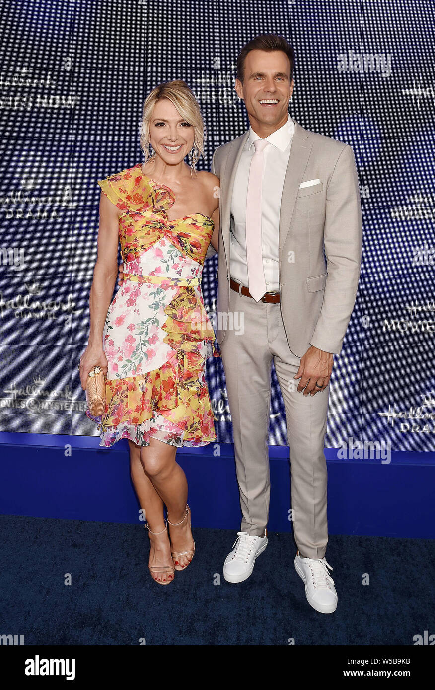 Los Angeles, CA - le 26 juillet : Debbie Matenopoulos (L) et Cameron Mathison assister à The Hallmark Channel et marque les films & Mystères de l'été 2019 le TCA Press Tour qui a eu lieu à une résidence privée le 26 juillet 2019 à Beverly Hills, Californie. Banque D'Images