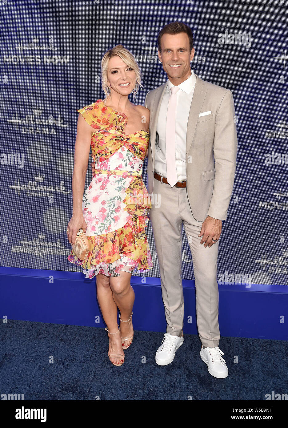 Los Angeles, CA - le 26 juillet : Debbie Matenopoulos (L) et Cameron Mathison assister à The Hallmark Channel et marque les films & Mystères de l'été 2019 le TCA Press Tour qui a eu lieu à une résidence privée le 26 juillet 2019 à Beverly Hills, Californie. Banque D'Images