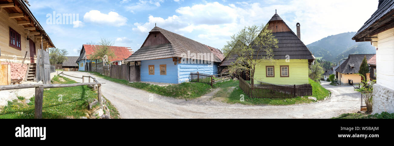 Maisons traditionnelles en bois coloré à mountain village Vlkolinec - l'UNESCO (Slovaquie) Banque D'Images