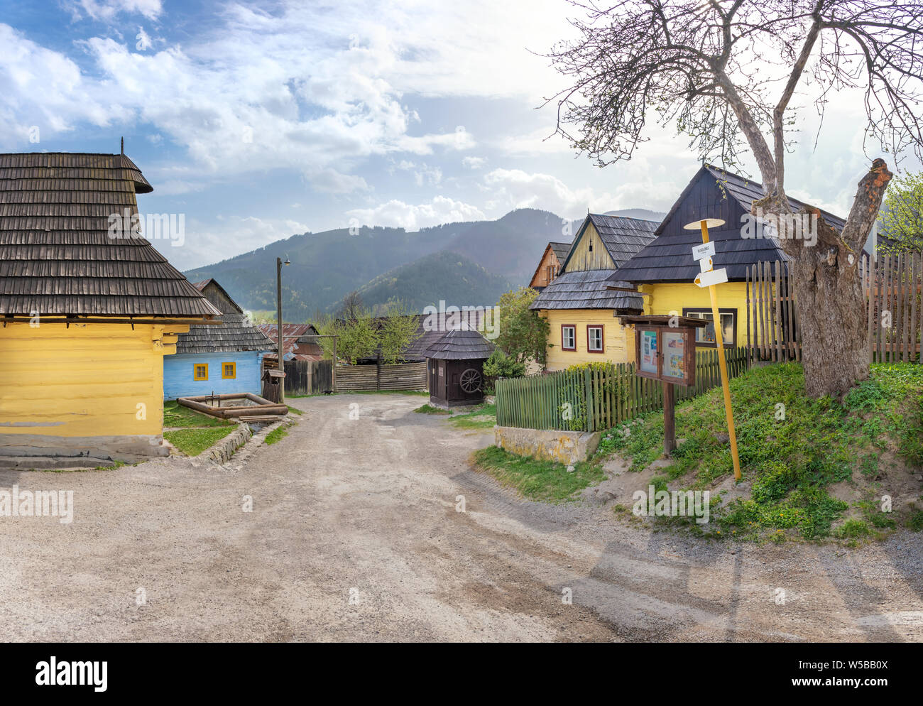 Maisons traditionnelles en bois coloré à mountain village Vlkolinec - l'UNESCO (Slovaquie) Banque D'Images