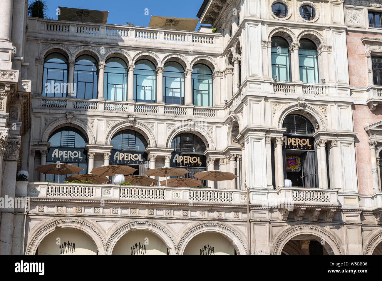 Vue sur Terrazza Aperol de la Piazza Duomo, Milan, Italie Banque D'Images