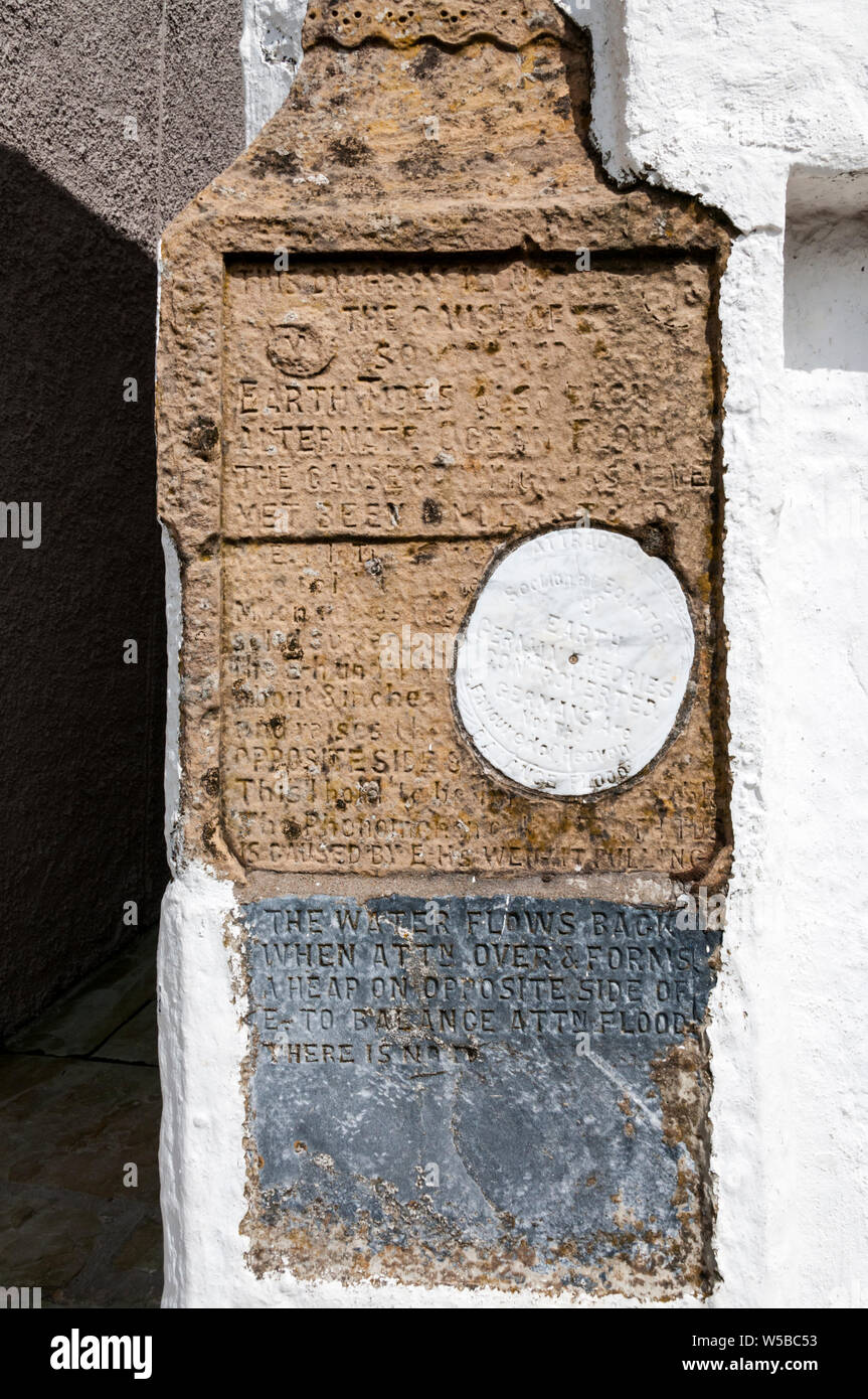 Cette inscription sur une maison de Scalloway, concernant la "terre des marées dates pour 1910 et les travaux de William Johnson, un tailleur local. Banque D'Images
