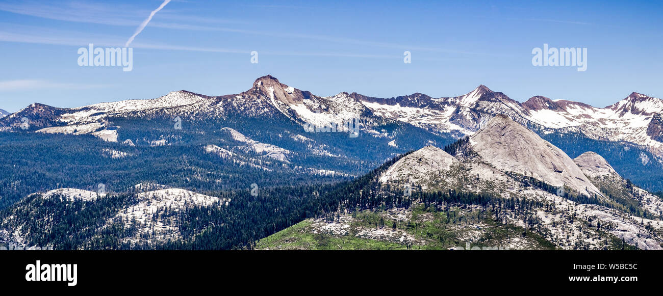 Vue panoramique de réserves intégrales dans Yosemite National Park avec des sommets de montagnes couvertes de neige ; de la Sierra Nevada, en Californie Banque D'Images