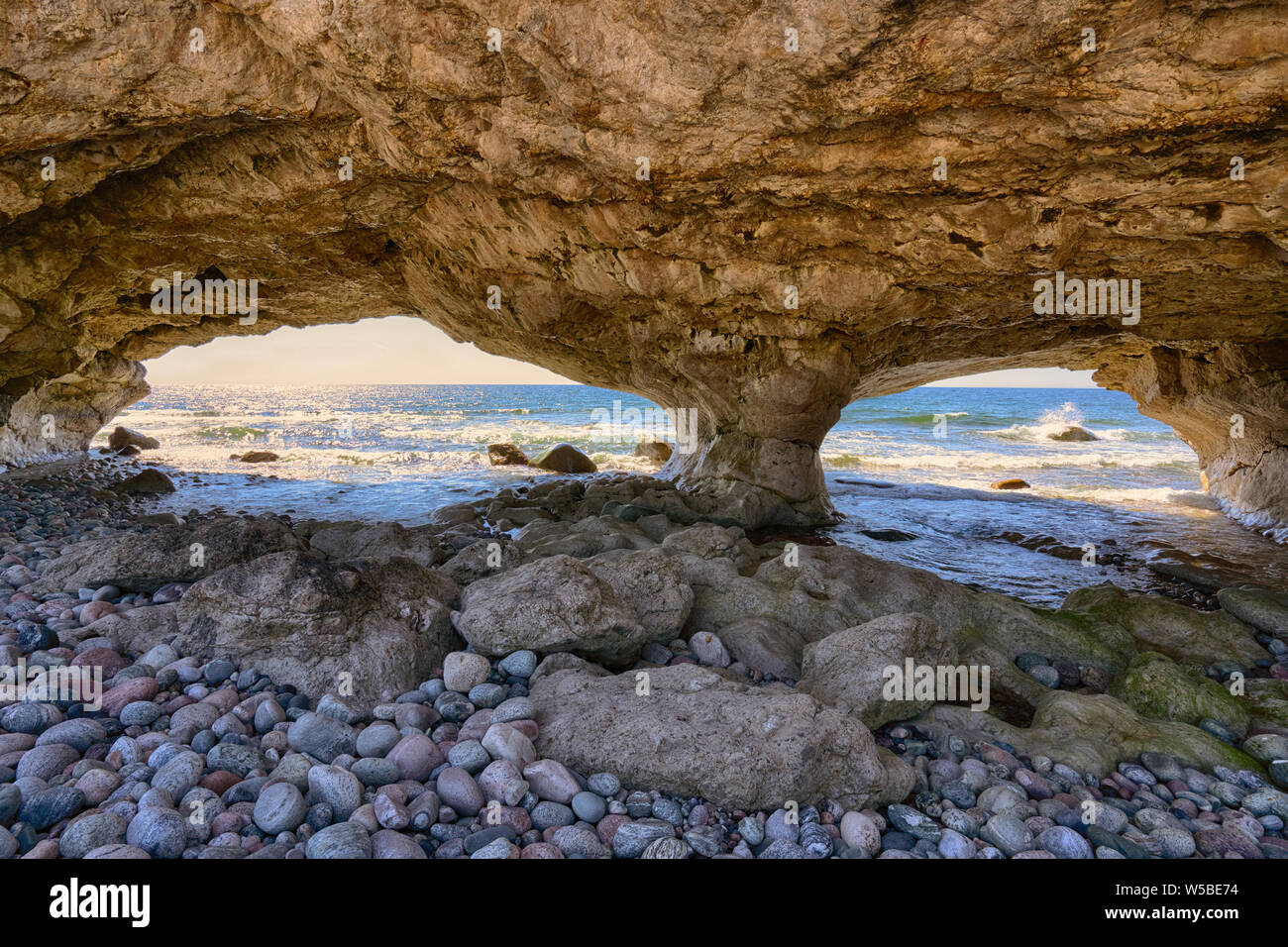 Arches le long de la côte du golfe du Saint-Laurent à Arches Provincial Park à Terre-Neuve, Canada Banque D'Images