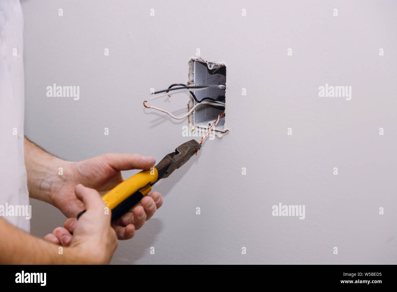 Nouvelle installation électrique, prise fort, et des câbles électriques de l'interrupteur sur le mur, de rénovation en construction Banque D'Images