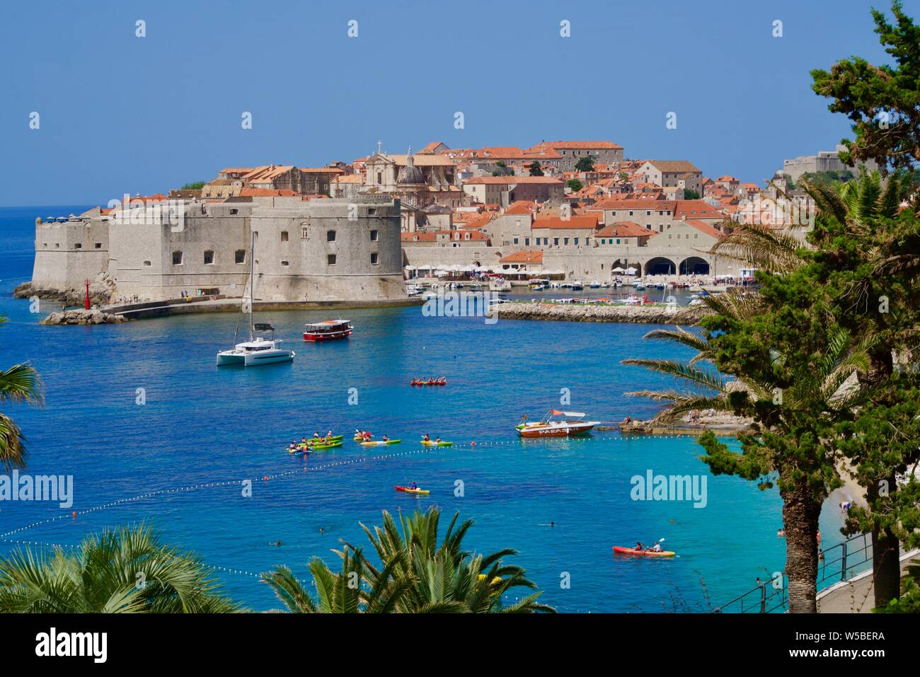 Les gens s'amuser sur l'océan à proximité Dubrovnik Banque D'Images