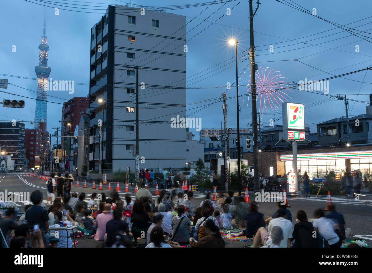 Tokyo, Japon. 27 juillet, 2019. Les gens apprécient l'artifice à l'assemblée annuelle de l'artifice de la rivière Sumida Festival. Plus de 20 mille d'artifice étant explosé le long de la rivière Sumida. Les organisateurs ont estimé qu'environ 950 mille personnes ont visité l'événement. Credit : Rodrigo Reyes Marin/AFLO/Alamy Live News Banque D'Images