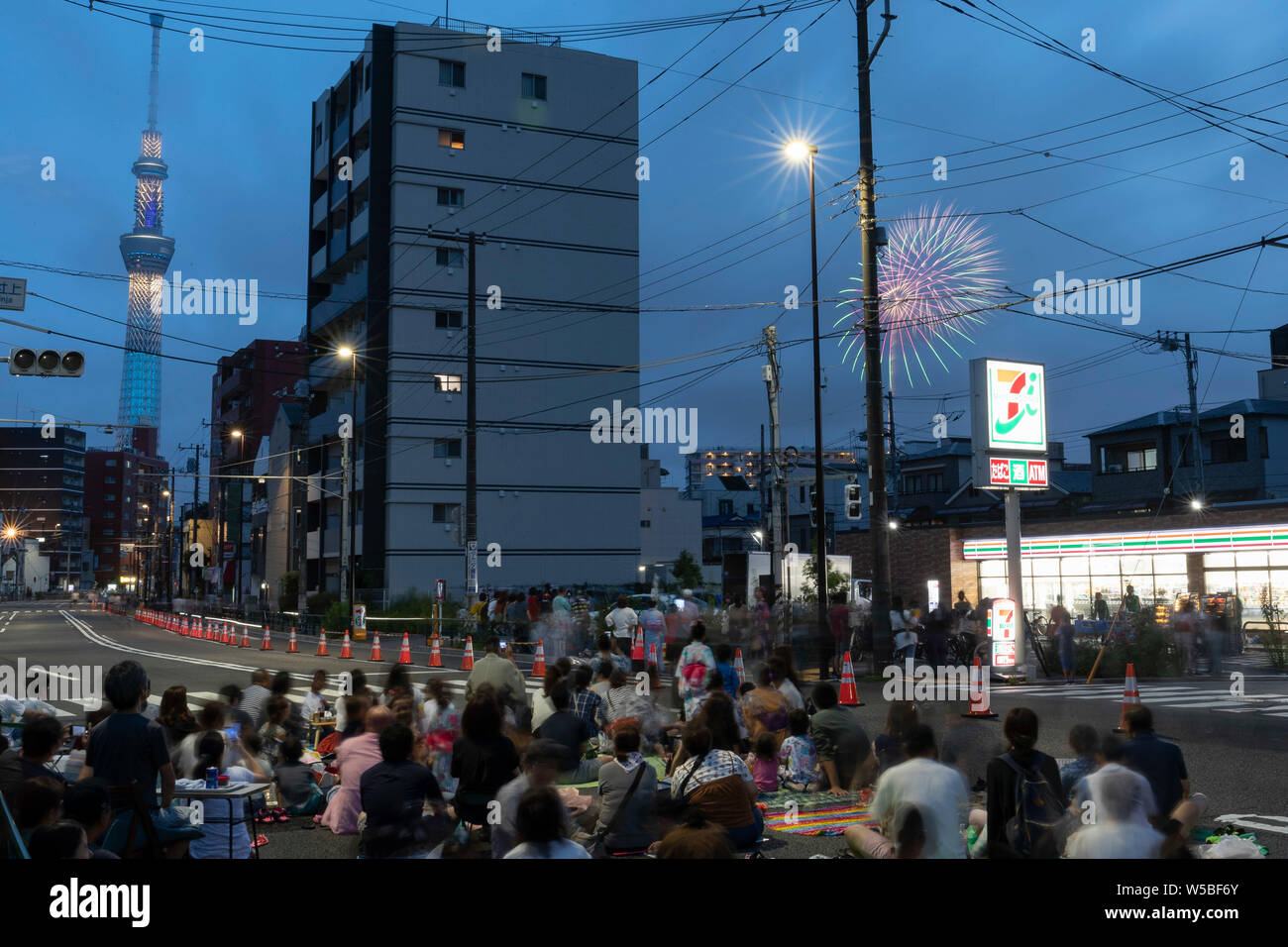 Tokyo, Japon. 27 juillet, 2019. Les gens apprécient l'artifice à l'assemblée annuelle de l'artifice de la rivière Sumida Festival. Plus de 20 mille d'artifice étant explosé le long de la rivière Sumida. Les organisateurs ont estimé qu'environ 950 mille personnes ont visité l'événement. Credit : Rodrigo Reyes Marin/AFLO/Alamy Live News Banque D'Images