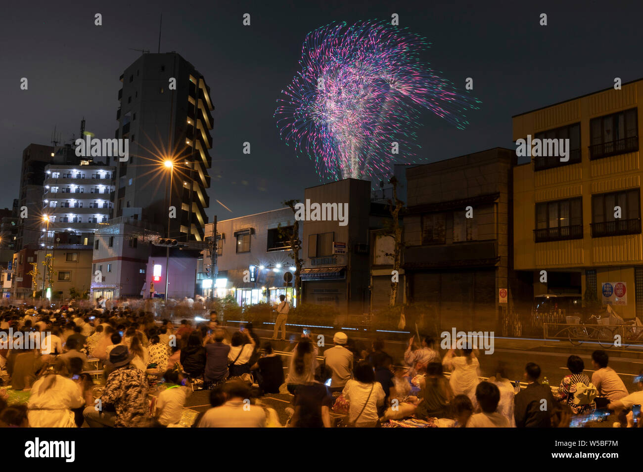 Tokyo, Japon. 27 juillet, 2019. Les gens apprécient l'artifice à l'assemblée annuelle de l'artifice de la rivière Sumida Festival. Plus de 20 mille d'artifice étant explosé le long de la rivière Sumida. Les organisateurs ont estimé qu'environ 950 mille personnes ont visité l'événement. Credit : Rodrigo Reyes Marin/AFLO/Alamy Live News Banque D'Images