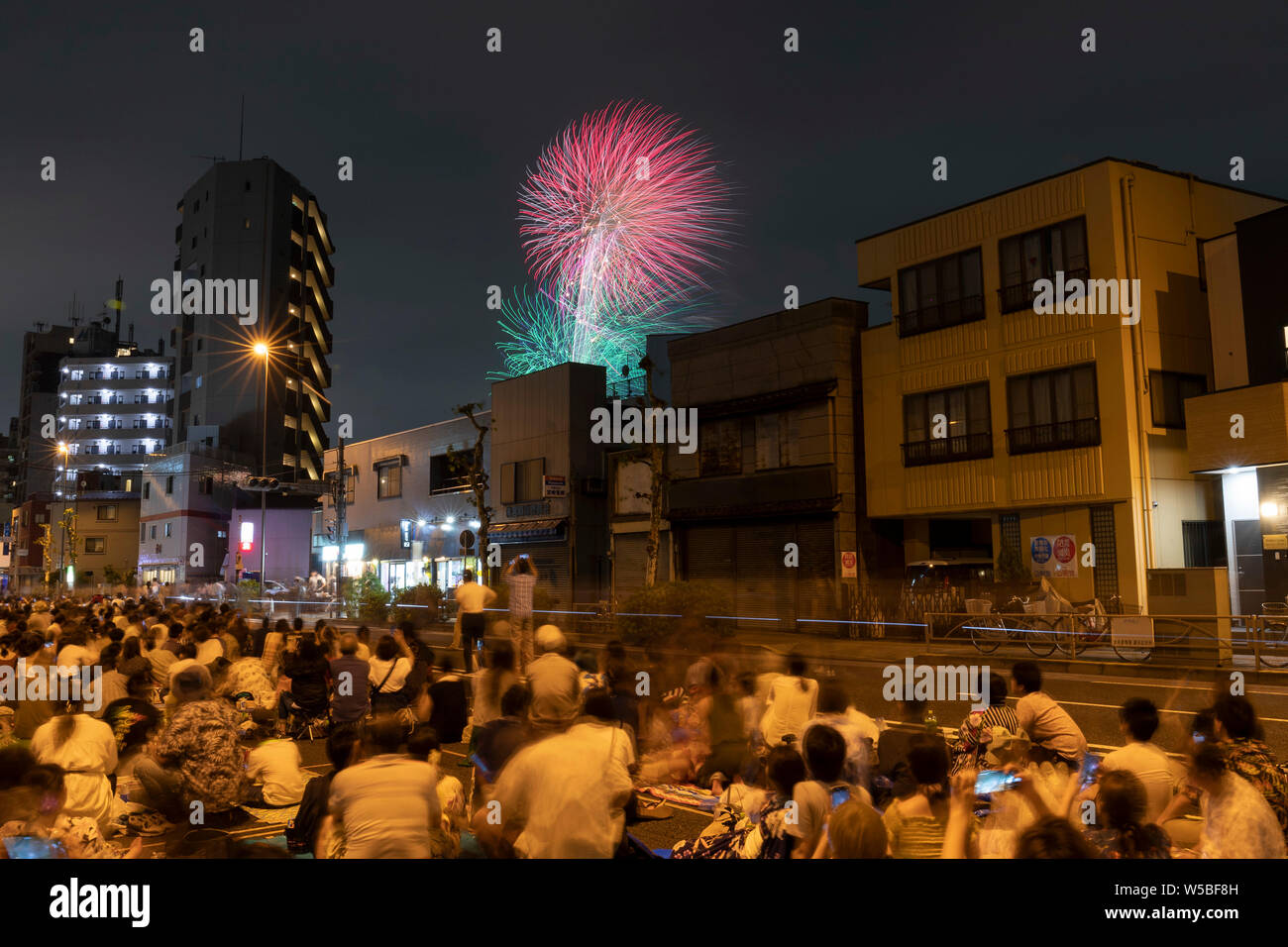 Tokyo, Japon. 27 juillet, 2019. Les gens apprécient l'artifice à l'assemblée annuelle de l'artifice de la rivière Sumida Festival. Plus de 20 mille d'artifice étant explosé le long de la rivière Sumida. Les organisateurs ont estimé qu'environ 950 mille personnes ont visité l'événement. Credit : Rodrigo Reyes Marin/AFLO/Alamy Live News Banque D'Images