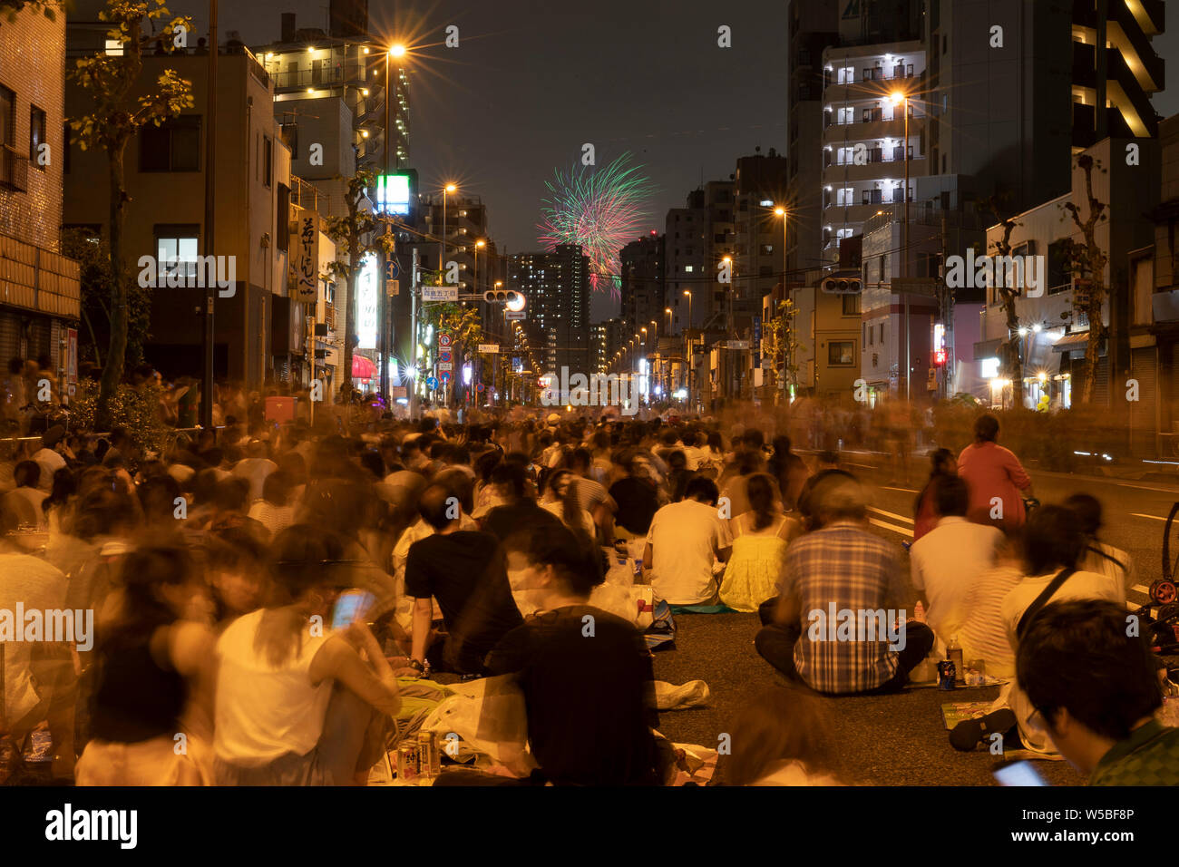 Tokyo, Japon. 27 juillet, 2019. Les gens apprécient l'artifice à l'assemblée annuelle de l'artifice de la rivière Sumida Festival. Plus de 20 mille d'artifice étant explosé le long de la rivière Sumida. Les organisateurs ont estimé qu'environ 950 mille personnes ont visité l'événement. Credit : Rodrigo Reyes Marin/AFLO/Alamy Live News Banque D'Images