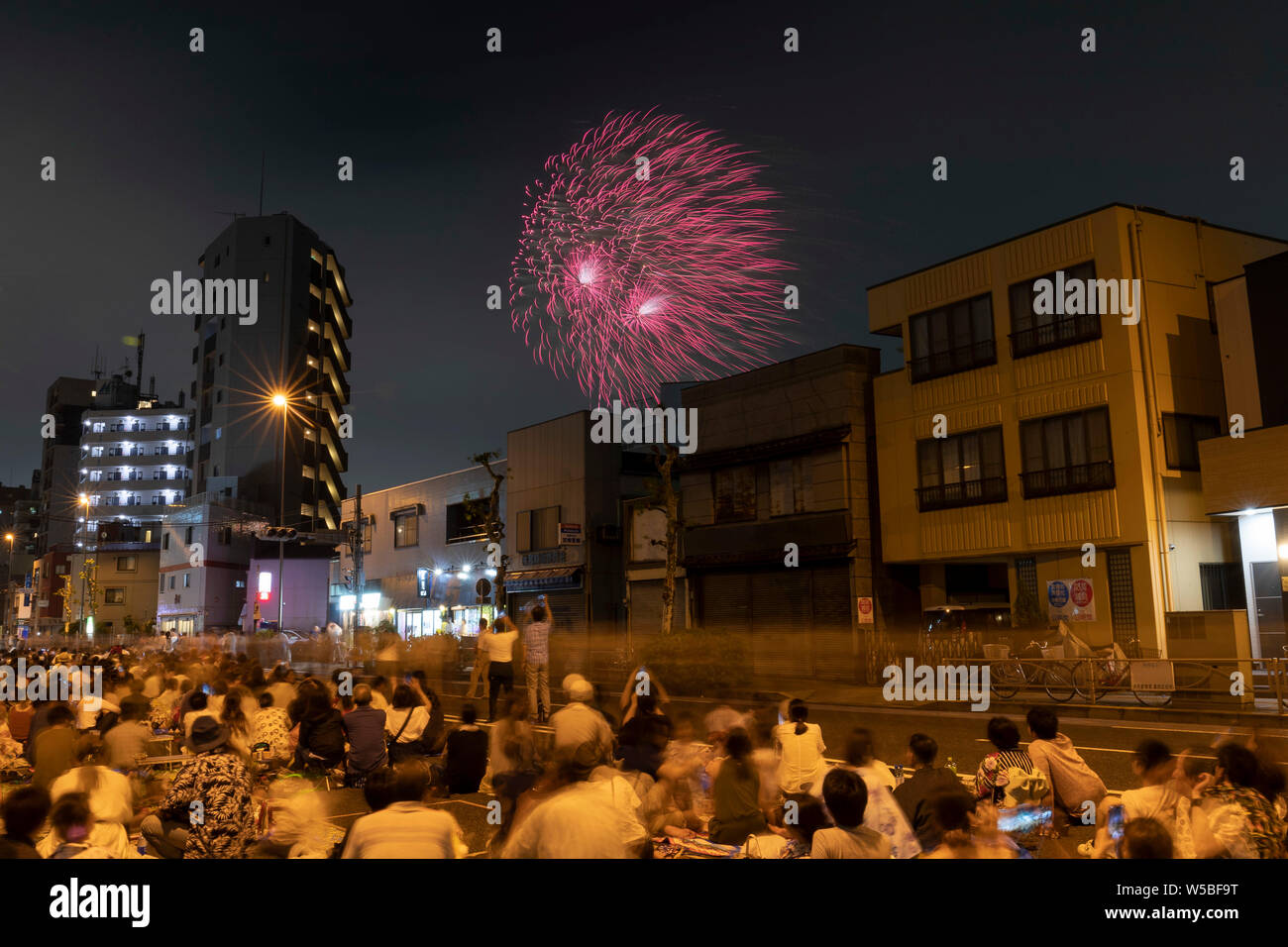Tokyo, Japon. 27 juillet, 2019. Les gens apprécient l'artifice à l'assemblée annuelle de l'artifice de la rivière Sumida Festival. Plus de 20 mille d'artifice étant explosé le long de la rivière Sumida. Les organisateurs ont estimé qu'environ 950 mille personnes ont visité l'événement. Credit : Rodrigo Reyes Marin/AFLO/Alamy Live News Banque D'Images