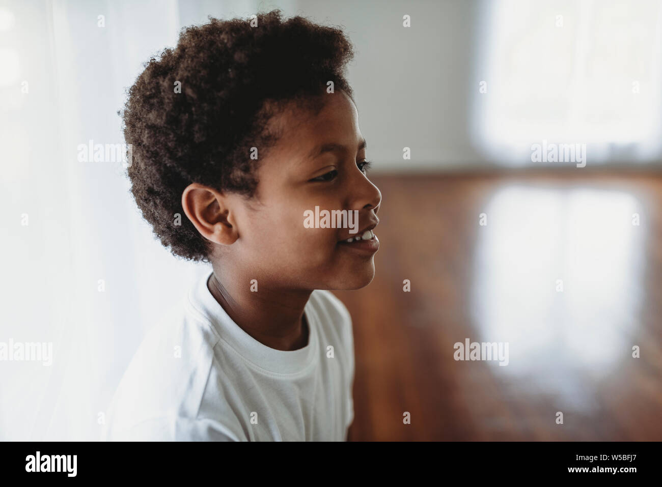 Portrait of smiling boy d'âge scolaire à côté de Banque D'Images