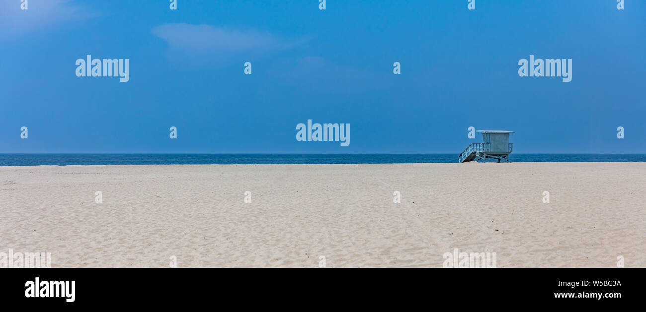 La plage de Santa Monica en Californie, la vue panoramique. Lifeguard hut sur la plage de sable. Côte de l'océan Pacifique à Los Angeles aux Etats-Unis. Ciel bleu clair, bleu Banque D'Images