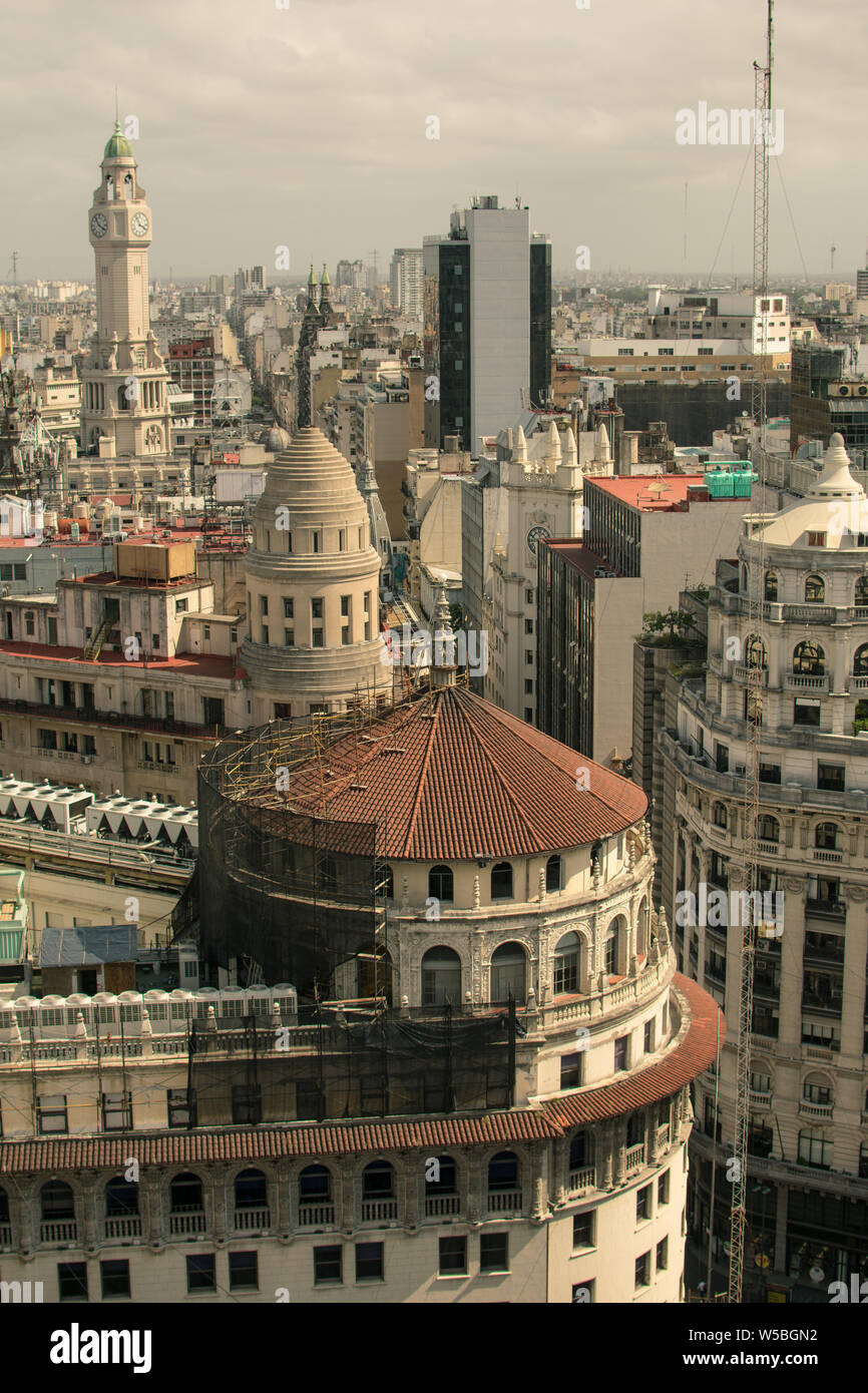 Vue panoramique des toits de la ville de Buenos Aires avec coupoles et tours Banque D'Images
