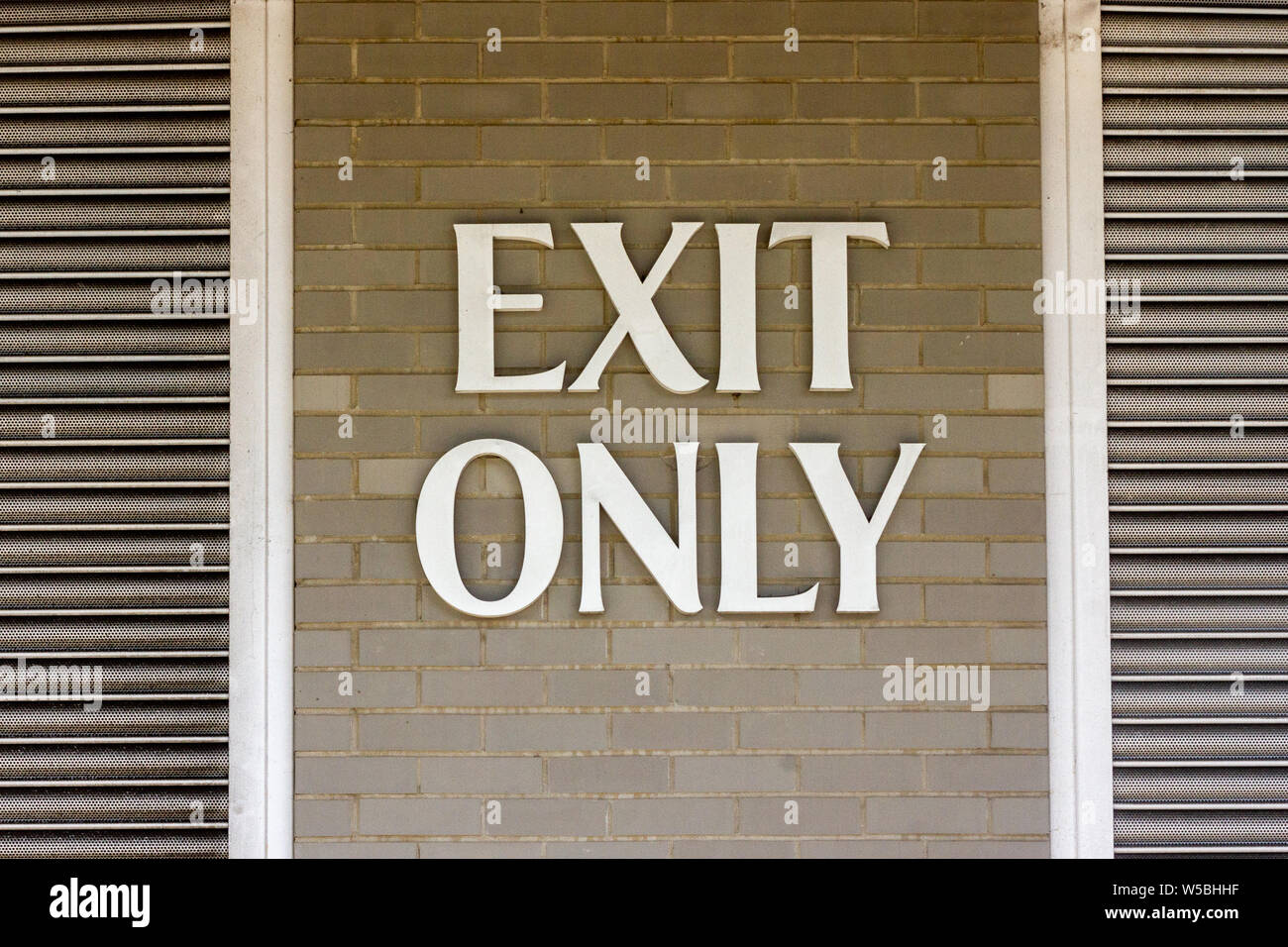 La sortie uniquement signer grand sur un mur Banque D'Images