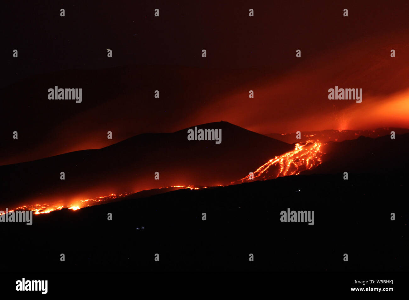 Catane, Italie. 28 juillet, 2019. Nicolosi (Etna Catane) éclate une nouvelle fracture sur l'ETNA avec un flux allant vers la tour du philosophe (Angela Platania/Fotogramma, - 2019-07-28) p.s. la foto e' utilizzabile nel rispetto del contesto dans cui e' stata scattata, e senza intento del diffamatorio decoro delle persone rappresentate indépendant Crédit : Photo Agency Srl/Alamy Live News Banque D'Images