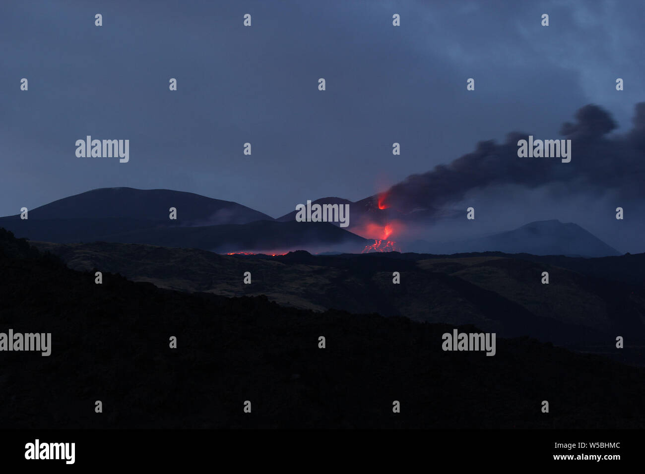 Catane, Italie. 28 juillet, 2019. Nicolosi (Etna Catane) éclate une nouvelle fracture sur l'ETNA avec un flux allant vers la tour du philosophe (Angela Platania/Fotogramma, - 2019-07-28) p.s. la foto e' utilizzabile nel rispetto del contesto dans cui e' stata scattata, e senza intento del diffamatorio decoro delle persone rappresentate indépendant Crédit : Photo Agency Srl/Alamy Live News Banque D'Images