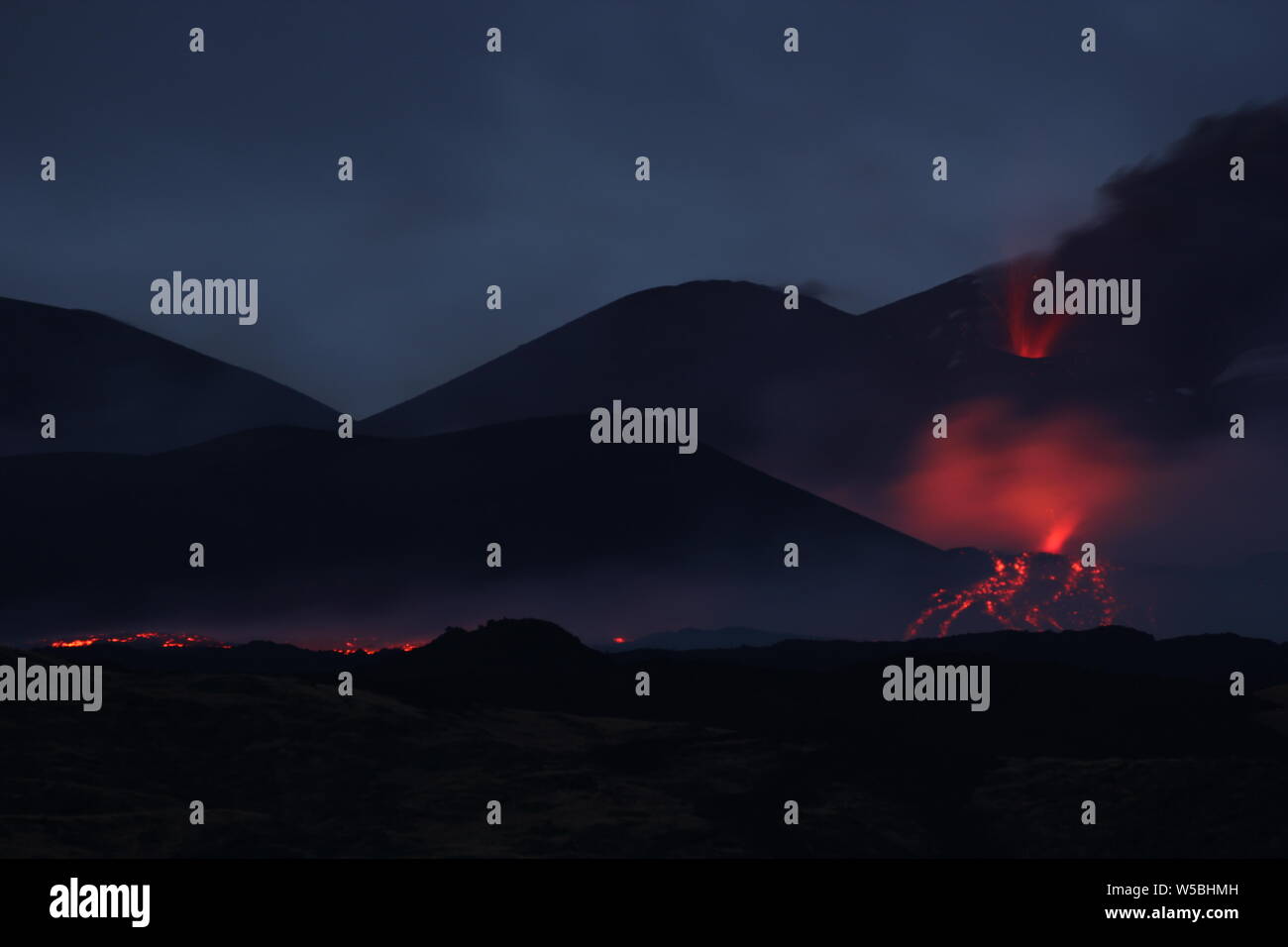 Catane, Italie. 28 juillet, 2019. Nicolosi (Etna Catane) éclate une nouvelle fracture sur l'ETNA avec un flux allant vers la tour du philosophe (Angela Platania/Fotogramma, - 2019-07-28) p.s. la foto e' utilizzabile nel rispetto del contesto dans cui e' stata scattata, e senza intento del diffamatorio decoro delle persone rappresentate indépendant Crédit : Photo Agency Srl/Alamy Live News Banque D'Images