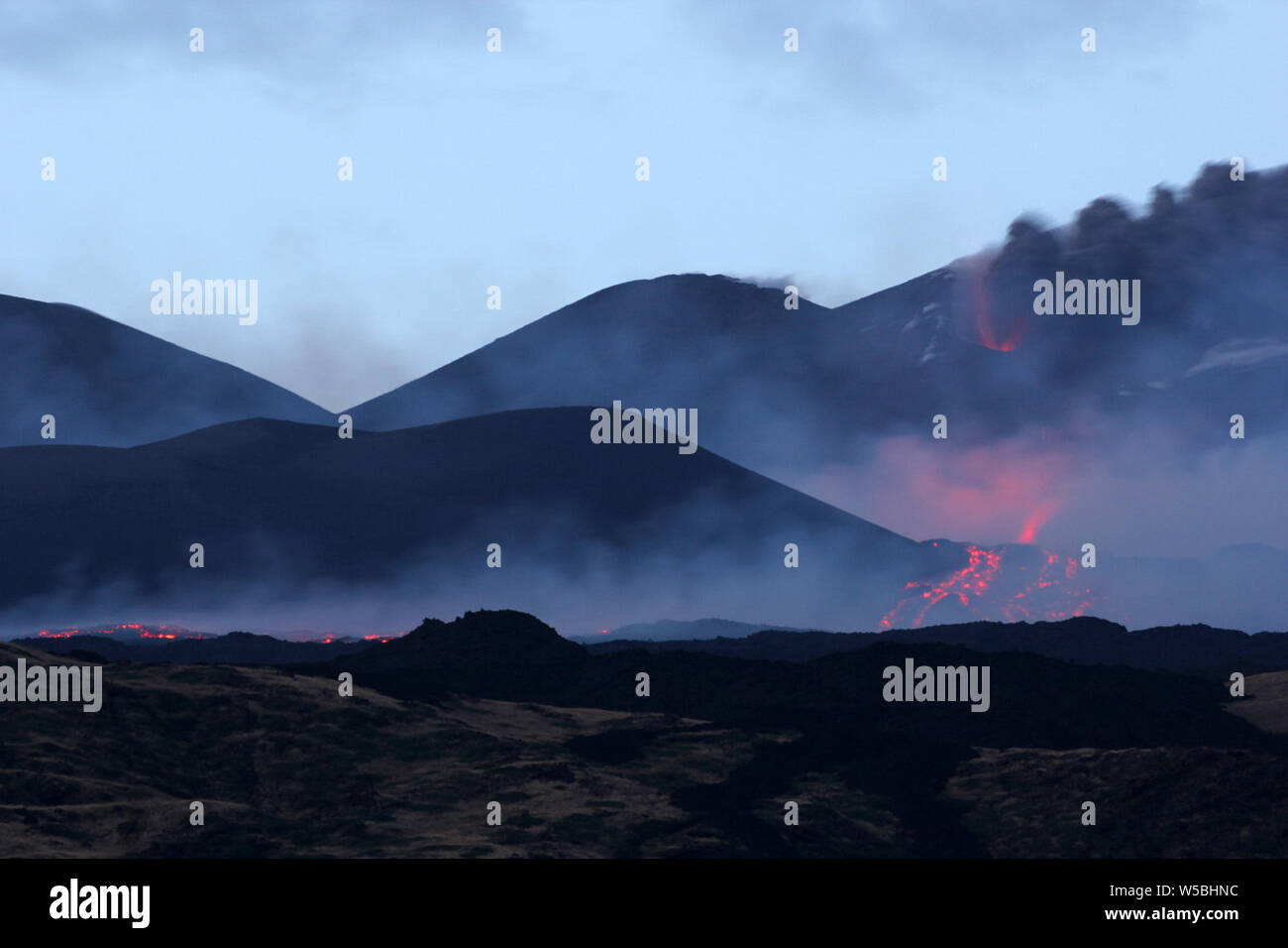 Catane, Italie. 28 juillet, 2019. Nicolosi (Etna Catane) éclate une nouvelle fracture sur l'ETNA avec un flux allant vers la tour du philosophe (Angela Platania/Fotogramma, - 2019-07-28) p.s. la foto e' utilizzabile nel rispetto del contesto dans cui e' stata scattata, e senza intento del diffamatorio decoro delle persone rappresentate indépendant Crédit : Photo Agency Srl/Alamy Live News Banque D'Images