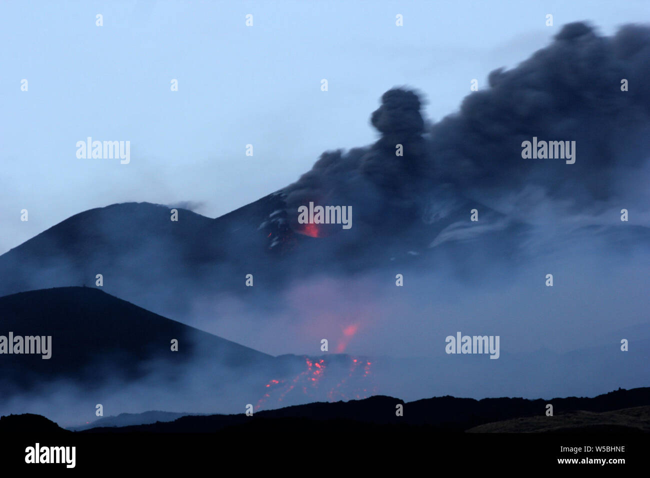 Catane, Italie. 28 juillet, 2019. Nicolosi (Etna Catane) éclate une nouvelle fracture sur l'ETNA avec un flux allant vers la tour du philosophe (Angela Platania/Fotogramma, - 2019-07-28) p.s. la foto e' utilizzabile nel rispetto del contesto dans cui e' stata scattata, e senza intento del diffamatorio decoro delle persone rappresentate indépendant Crédit : Photo Agency Srl/Alamy Live News Banque D'Images