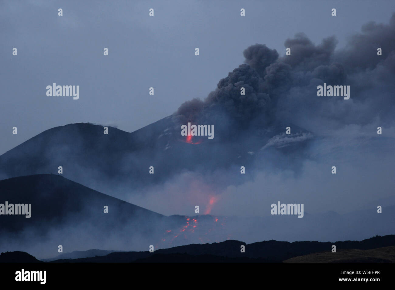 Catane, Italie. 28 juillet, 2019. Nicolosi (Etna Catane) éclate une nouvelle fracture sur l'ETNA avec un flux allant vers la tour du philosophe (Angela Platania/Fotogramma, - 2019-07-28) p.s. la foto e' utilizzabile nel rispetto del contesto dans cui e' stata scattata, e senza intento del diffamatorio decoro delle persone rappresentate indépendant Crédit : Photo Agency Srl/Alamy Live News Banque D'Images