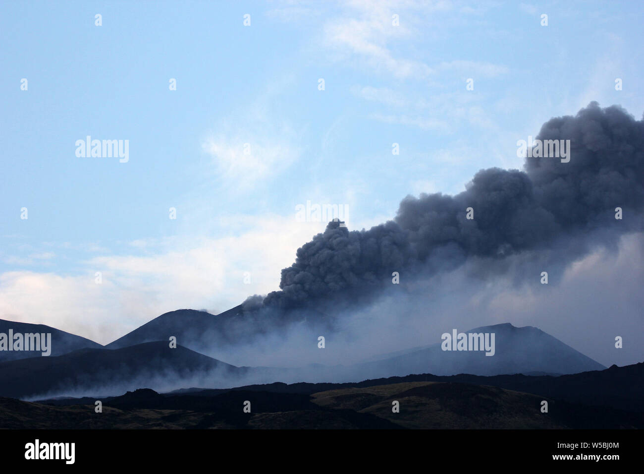 Catane, Italie. 28 juillet, 2019. Nicolosi (Etna Catane) éclate une nouvelle fracture sur l'ETNA avec un flux allant vers la tour du philosophe (Angela Platania/Fotogramma, - 2019-07-28) p.s. la foto e' utilizzabile nel rispetto del contesto dans cui e' stata scattata, e senza intento del diffamatorio decoro delle persone rappresentate indépendant Crédit : Photo Agency Srl/Alamy Live News Banque D'Images