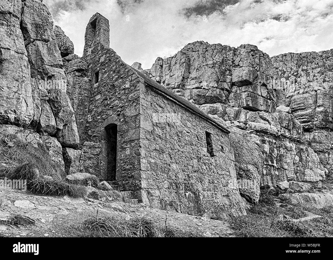 Chapelle St Govans est niché dans un creux dans les rochers sur la côte sud de Pembrokeshire construit au 13e siècle Banque D'Images