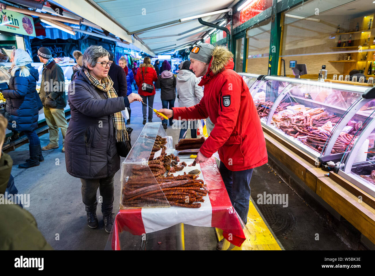 Vue du Naschmarkt . Le plus grand marché de Vienne, le Naschmarkt, près de la place Karlsplatz et de stations de métro Kettenbrückengasse, compte plus de 120 stands de nourriture. Banque D'Images