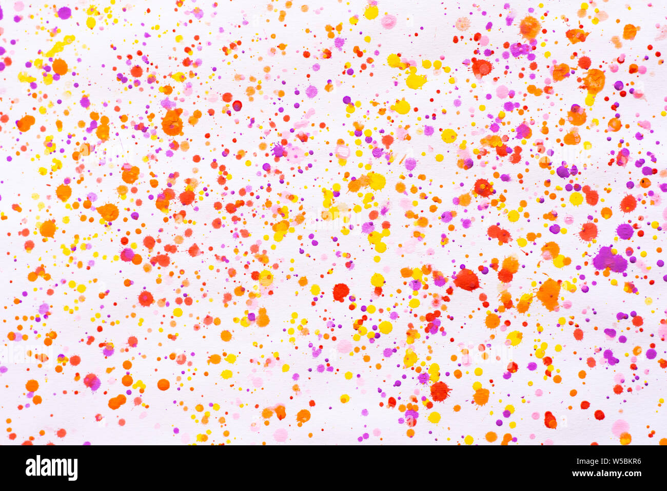 La couleur de l'eau colorée peinture splash. Blot, Blurred spot. avec la texture. Plusieurs points chauds et de l'eau tache de couleur sur fond blanc Banque D'Images