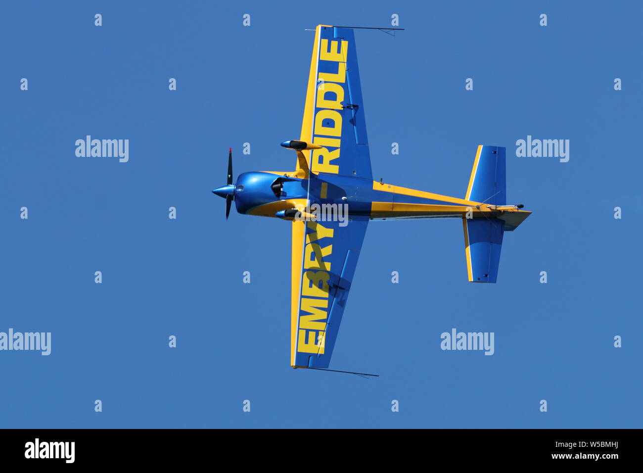 L'utilisation des lits d'Embry-Riddle 330LX monoplane vole le long de la côte du Pacifique durant le grand show aérien à Huntington Beach, Californie le 19 octobre 2018 Banque D'Images