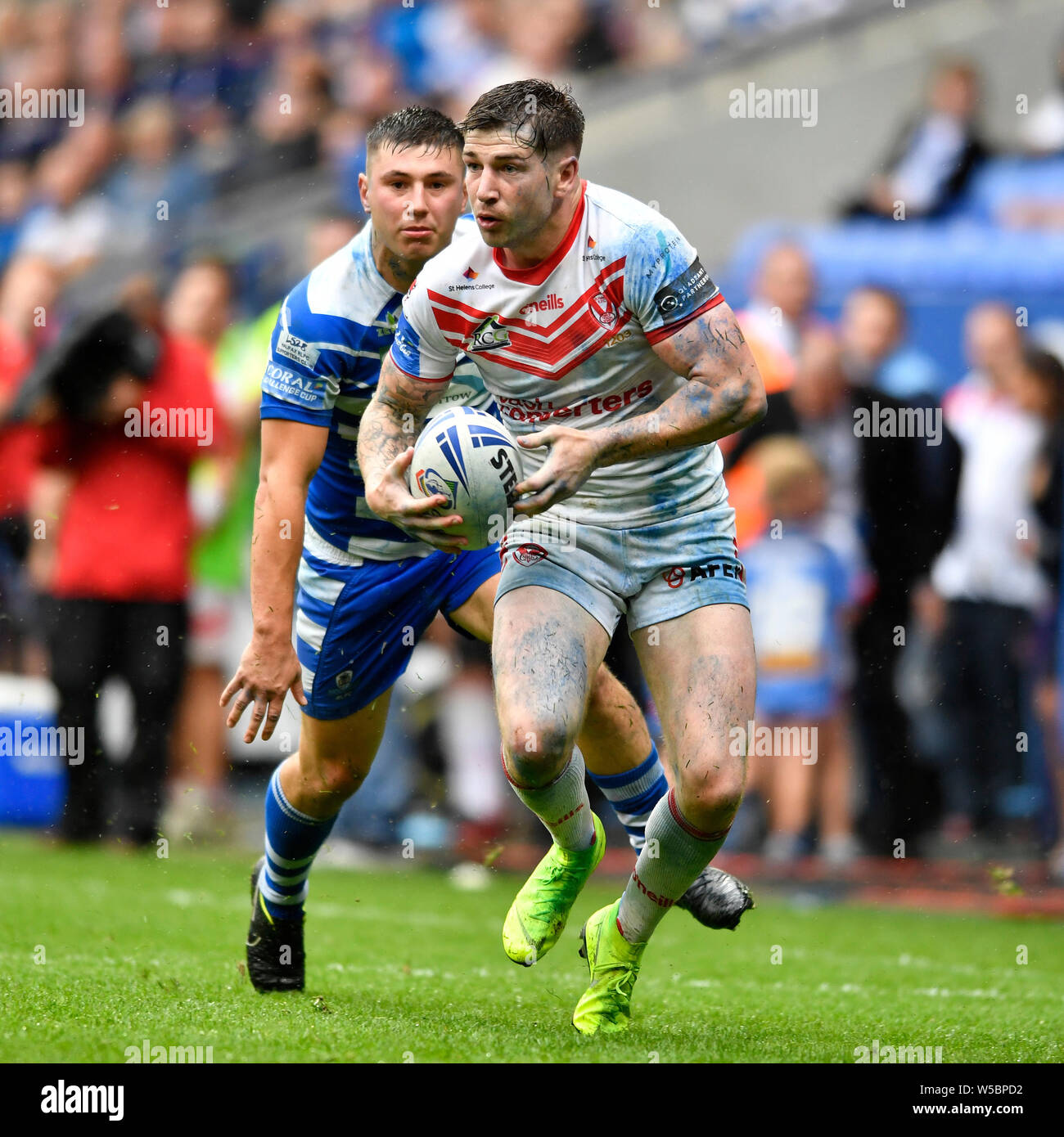 Bolton, Royaume-Uni. 27 juillet, 2019. Coral Challenge Cup Semi finale St Helens contre Halifax ; Mark Percival de St Helens se brise dans l'espace après avoir quitté l'Halifax RLFC defender derrière Crédit : Action Plus de Sports/Alamy Live News Banque D'Images