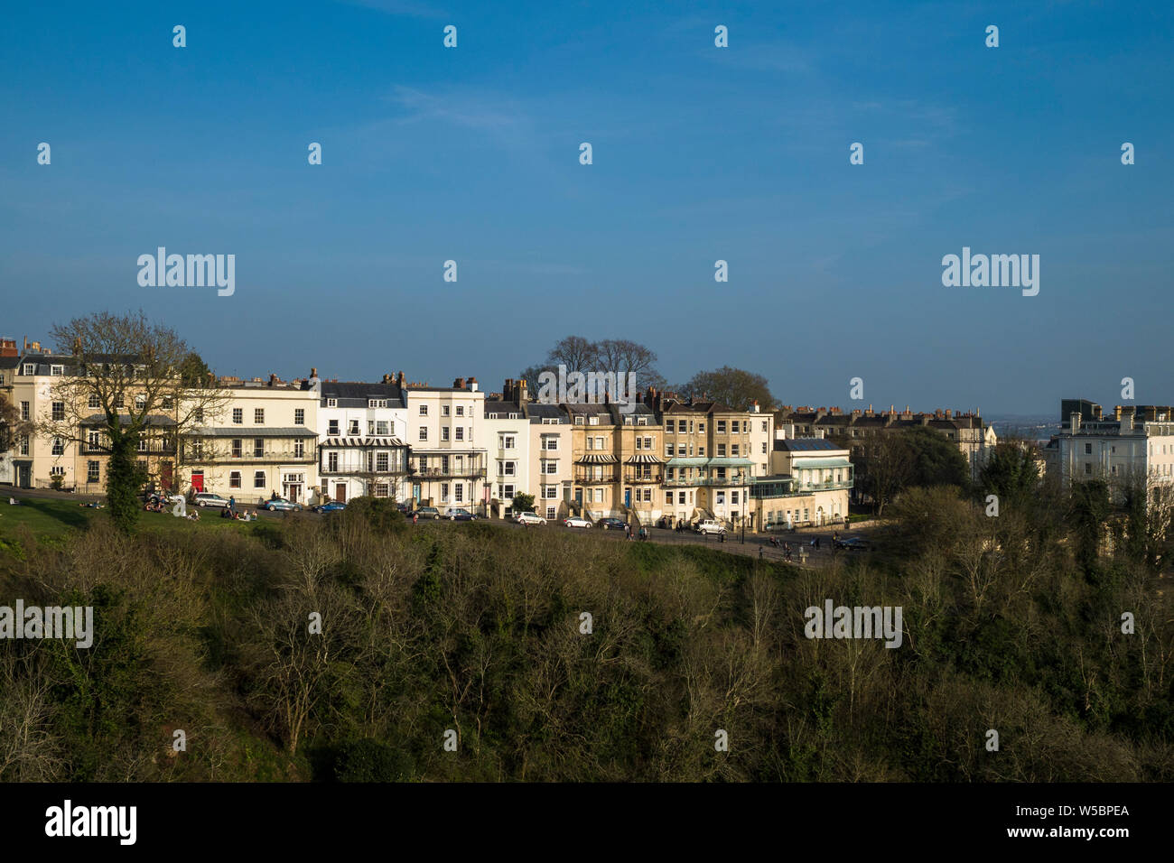 Vue depuis le pont suspendu de Clifton à travers le village de Clifton, England, UK Banque D'Images