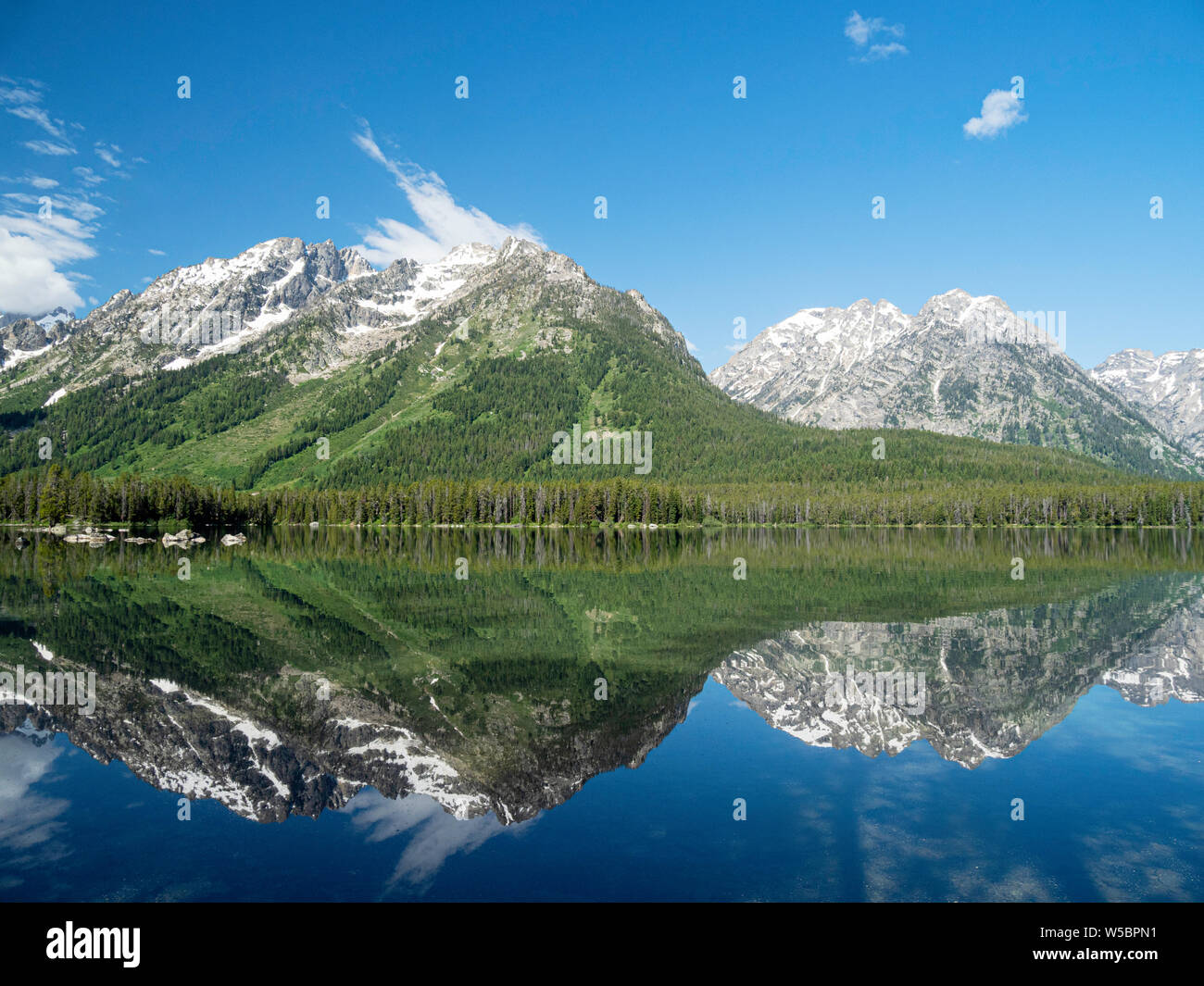 Montagnes enneigées reflète dans les eaux calmes du lac de chaîne, Grand Teton National Park, Wyoming, USA. Banque D'Images